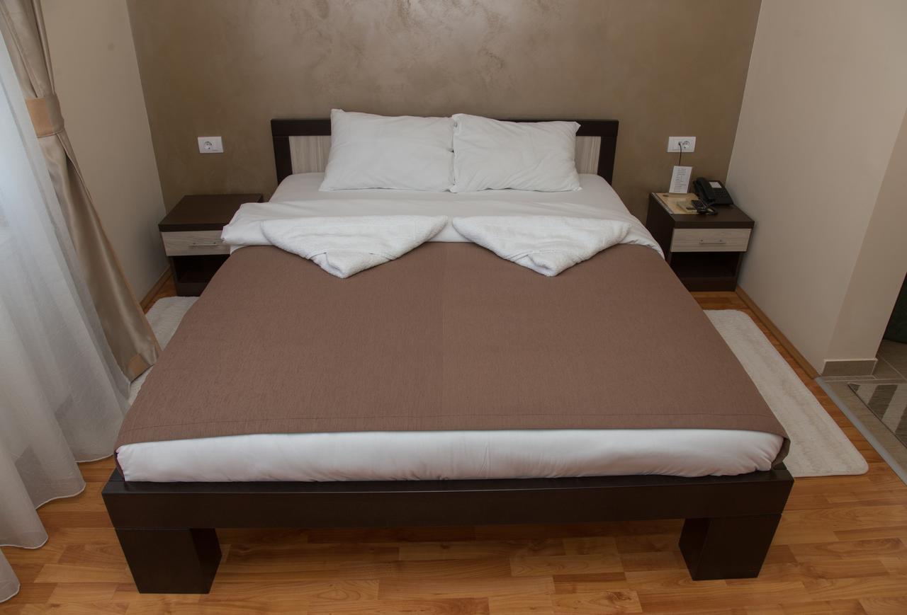 Vila Art Bed and Breakfast Simanovci Esterno foto