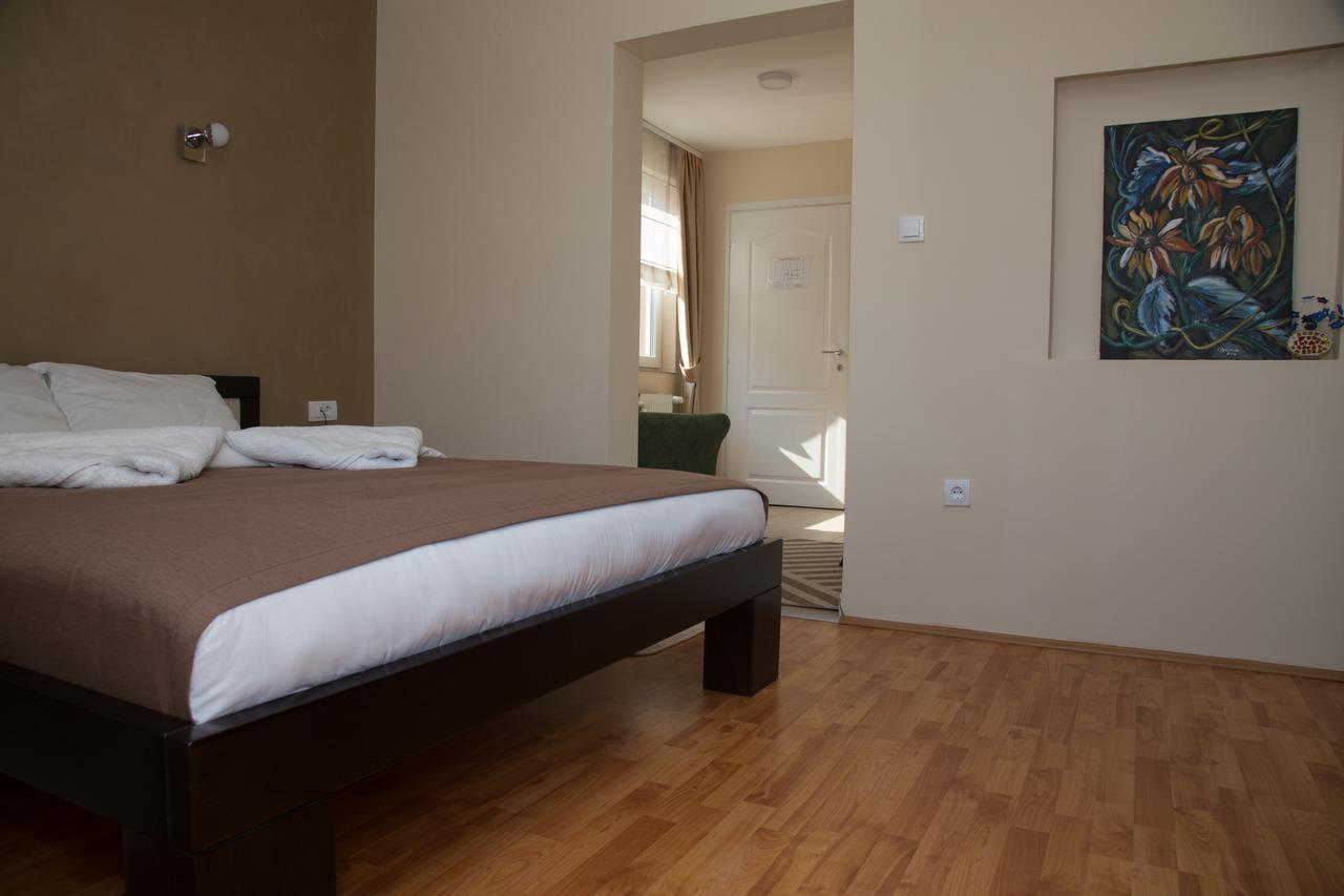 Vila Art Bed and Breakfast Simanovci Esterno foto